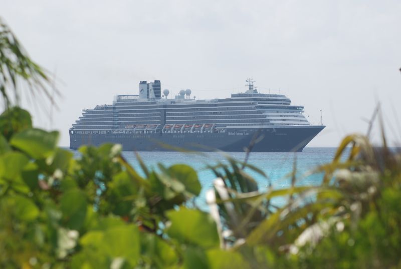 A view of the ms Zuiderdam through the bushes of Half Moon Cay