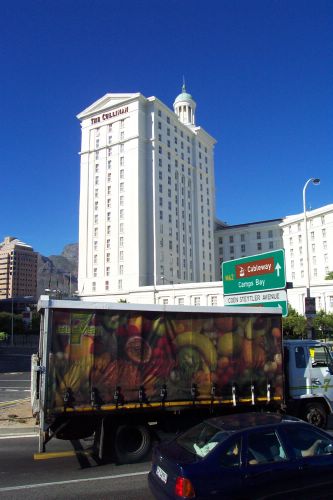 The contrast of this beautiful white building against the clear blue sky is one more piece of eye-candy. Speaking of delectable treats, check out the kiwi and other delicious fruits on that 7 Eleven truck.